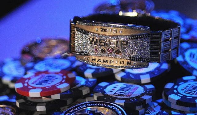 Goldenes WSOP Bracelet von 2010 auf Pokerchips