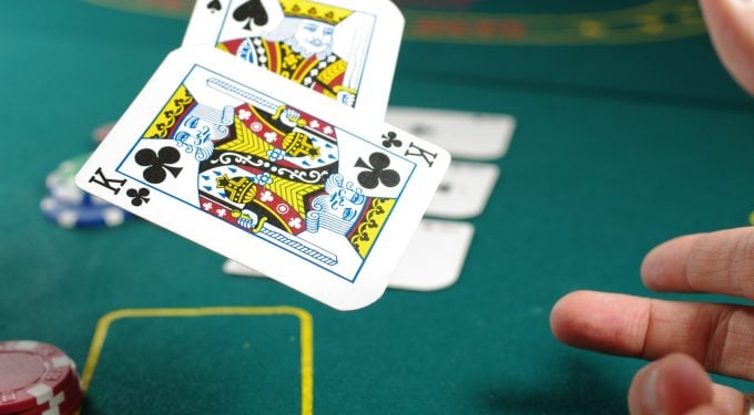 Spielkarten am Pokertisch