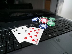 Laptop, Pokerchips, Spielkarten