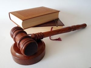 Rechtsymbole Hammer und Gesetzbücher