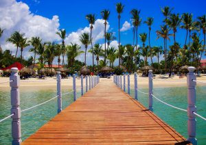 Steg mit Strand und Palmen